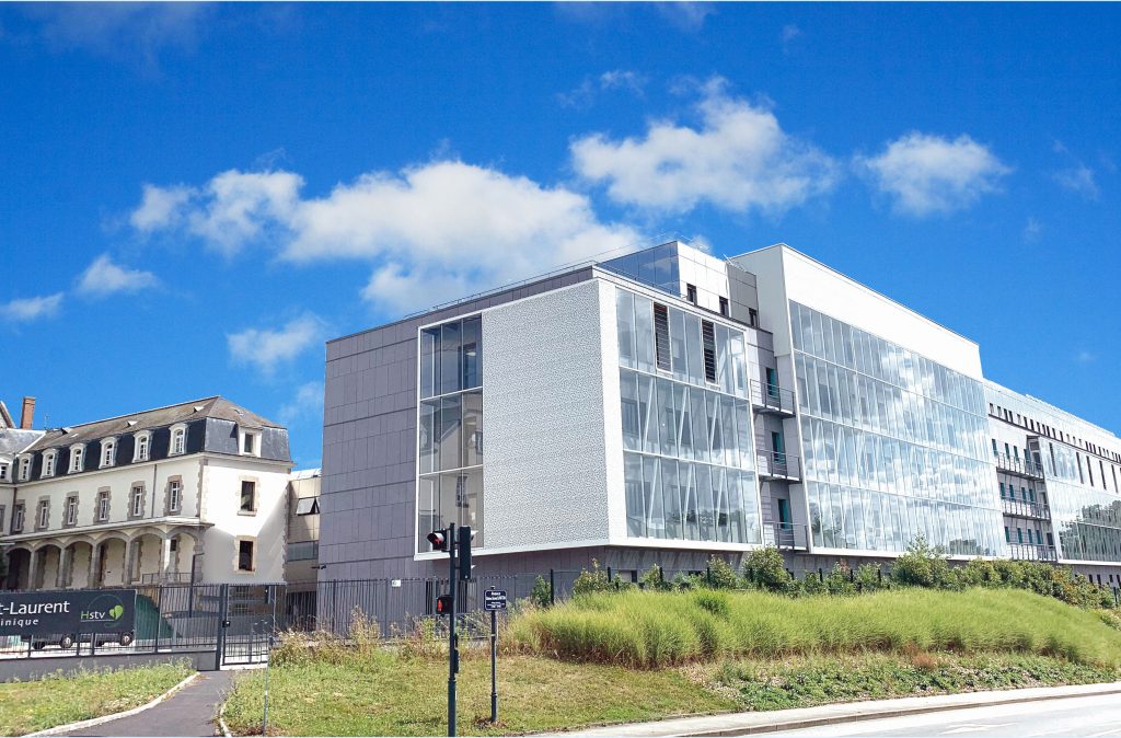 La façade d'un des bâtiments de la Polyclinique Saint-Laurent à Rennes un établissement Hospitalité Saint-Thomas de Villeneuve