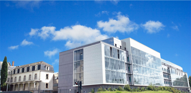 La façade d'un des bâtiments de la Polyclinique Saint-Laurent à Rennes un établissement Hospitalité Saint-Thomas de Villeneuve