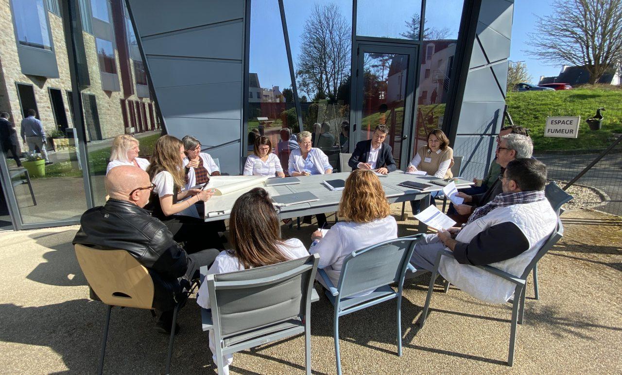 un groupe de travail de professionnels de l'hospitalité en reflexion sur le prochain projet strategique de l'Hospitalité Saint-Thomas de Villeneuve