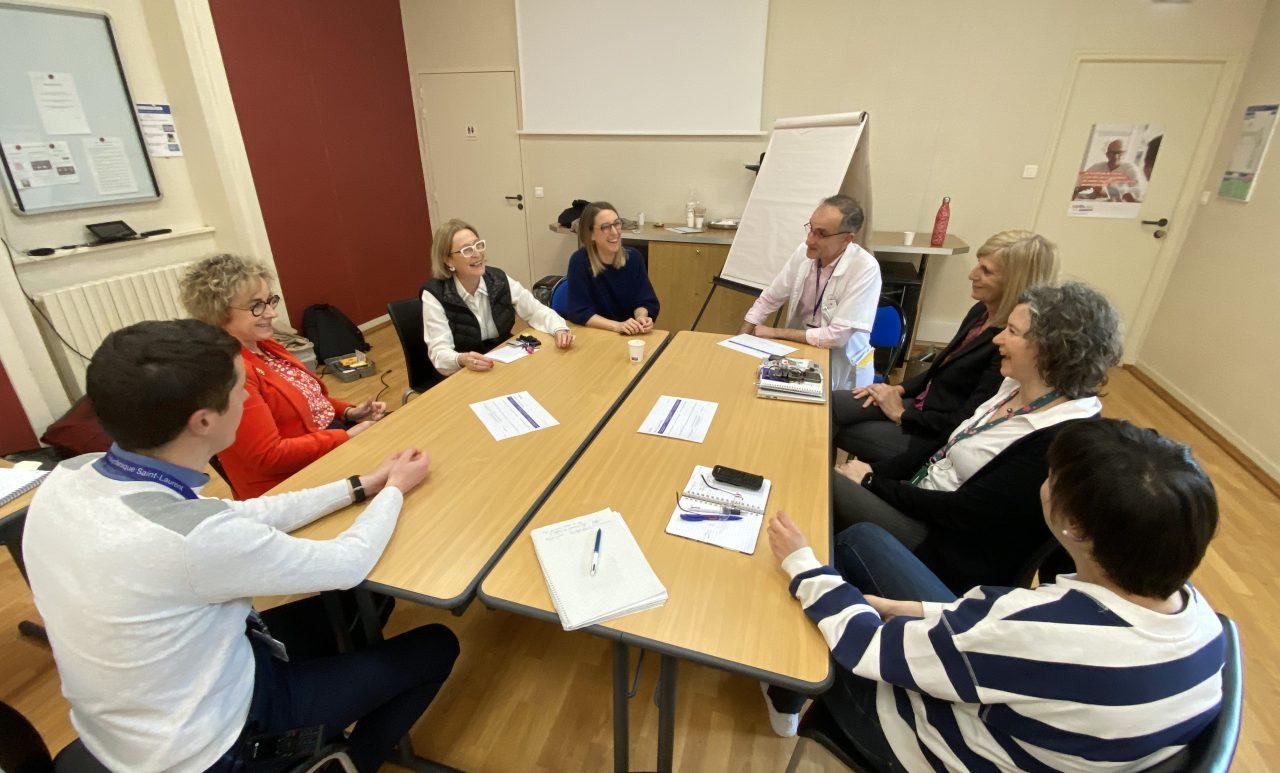 un groupe de travail de professionnels de l'hospitalité en reflexion sur le prochain projet strategique de l'Hospitalité Saint-Thomas de Villeneuve
