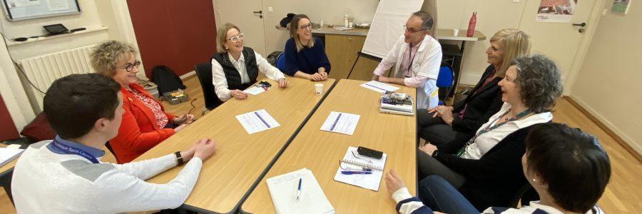 un groupe de travail de professionnels de l'hospitalité en reflexion sur le prochain projet strategique de l'Hospitalité Saint-Thomas de Villeneuve