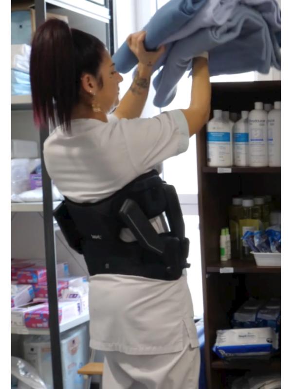 Une professionelle testant en conditions réelles un exosquelette