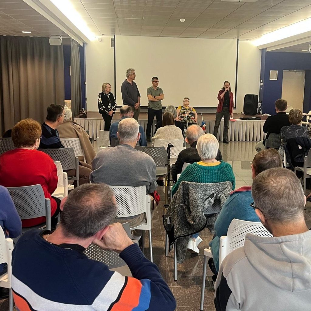 Habitant prenant la parole lors d’un échange sur les élections municipales à la Maison de Moncontour