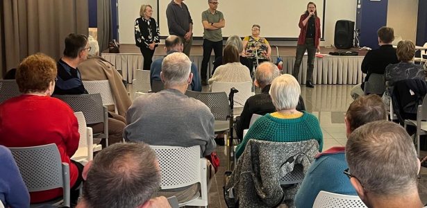 Habitant prenant la parole lors d’un échange sur les élections municipales à la Maison de Moncontour