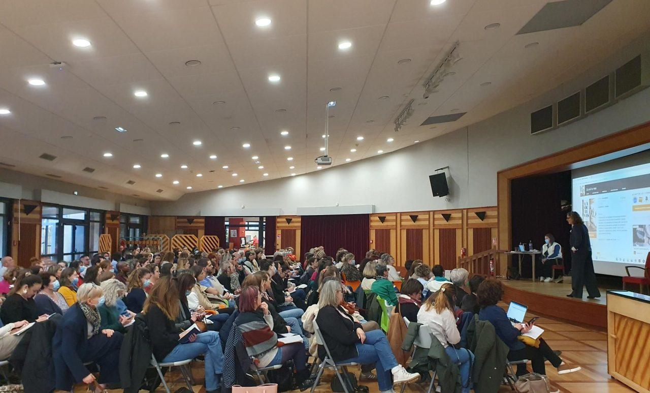 Public nombreux assistant à la conférence sur l’approche Carpe Diem à la Résidence de Plougastel.