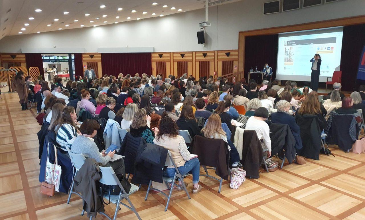 Public nombreux assistant à la conférence sur l’approche Carpe Diem à la Résidence de Plougastel.