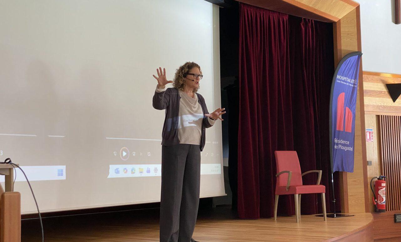 Nicole Poirier présentant l’approche Carpe Diem devant les professionnels réunis à la Résidence de Plougastel.