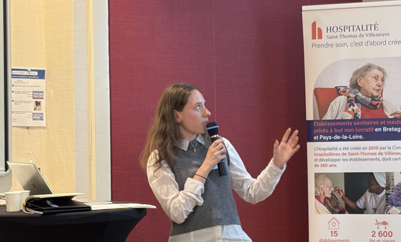 Lucile Maugendre présentant lors du séminaire du Living Lab de l’Hospitalité sur l’acceptabilité des technologies