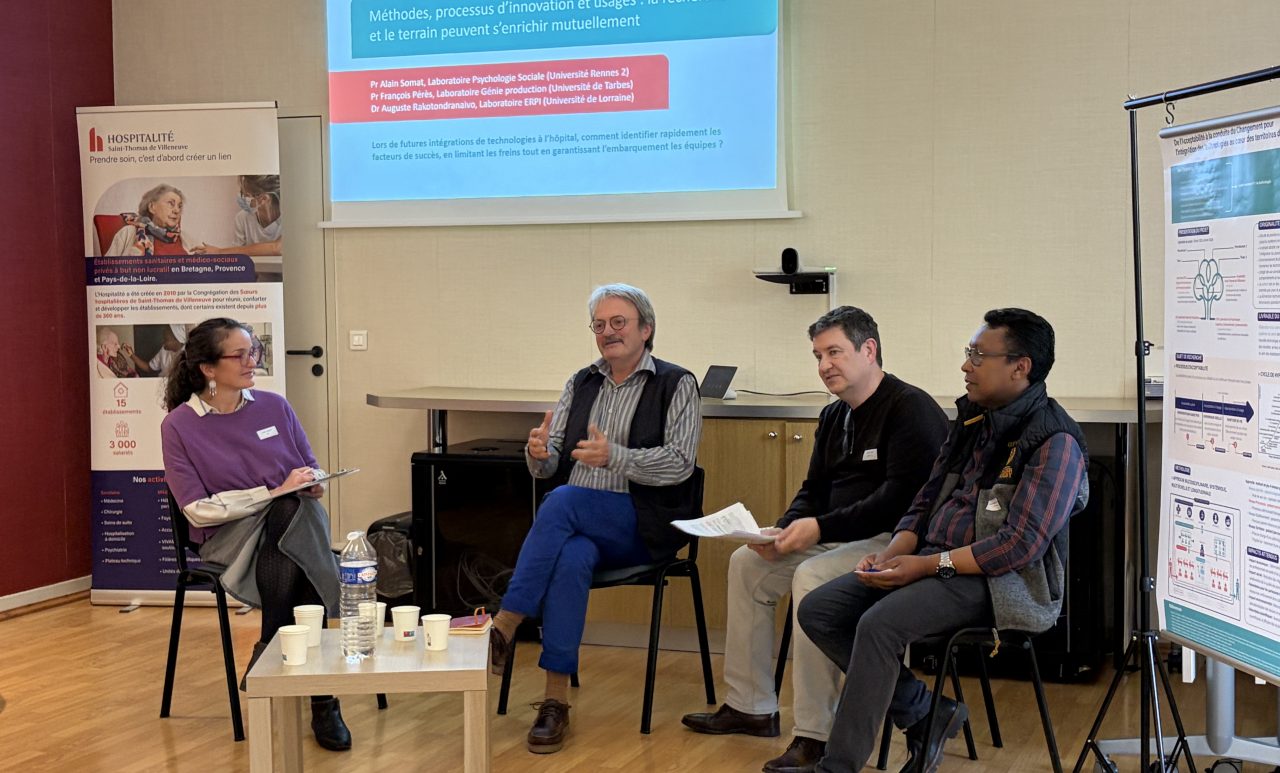 Table ronde avec plusieurs intervenants lors du séminaire du Living Lab de l’Hospitalité