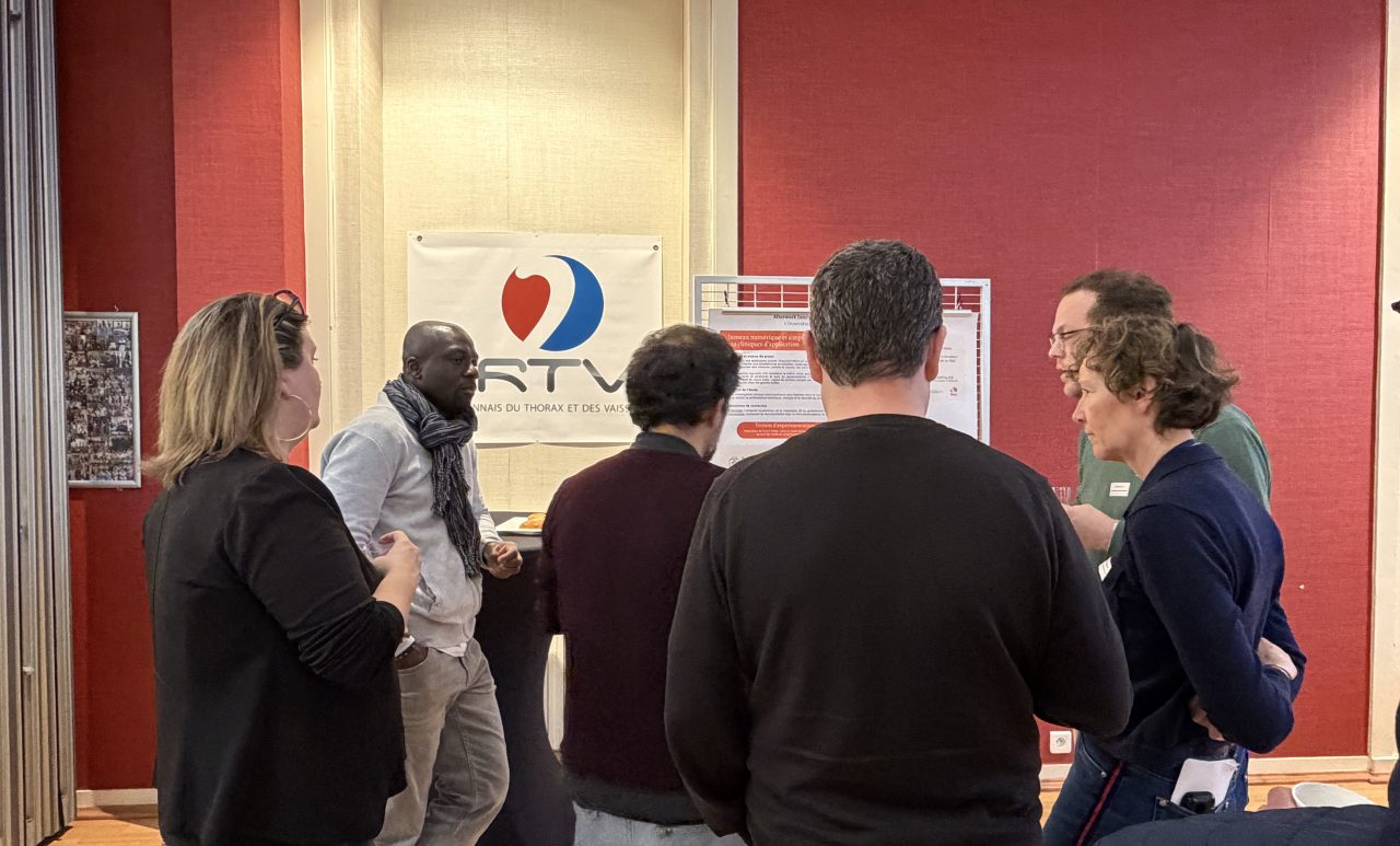 Participants échangeant autour d’un poster scientifique sur un jumeau numérique pour le lymphœdème