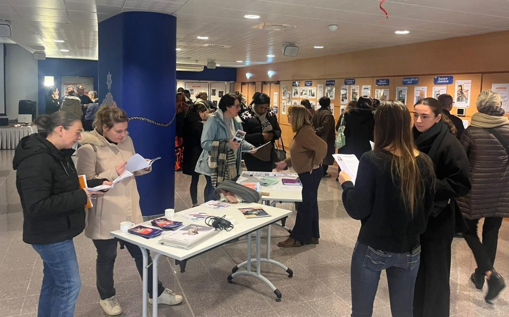 Participants échangeant avec des professionnels lors des portes ouvertes de recrutement de la Maison de Moncontour.
