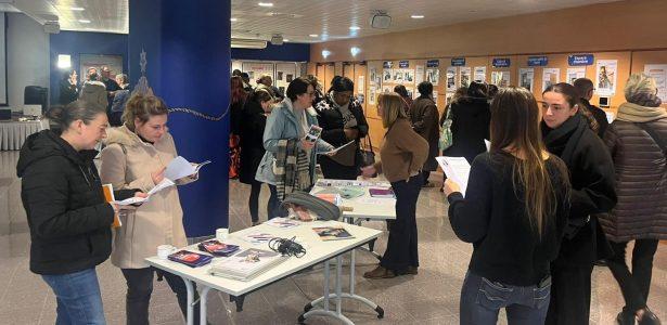 Participants échangeant avec des professionnels lors des portes ouvertes de recrutement de la Maison de Moncontour.