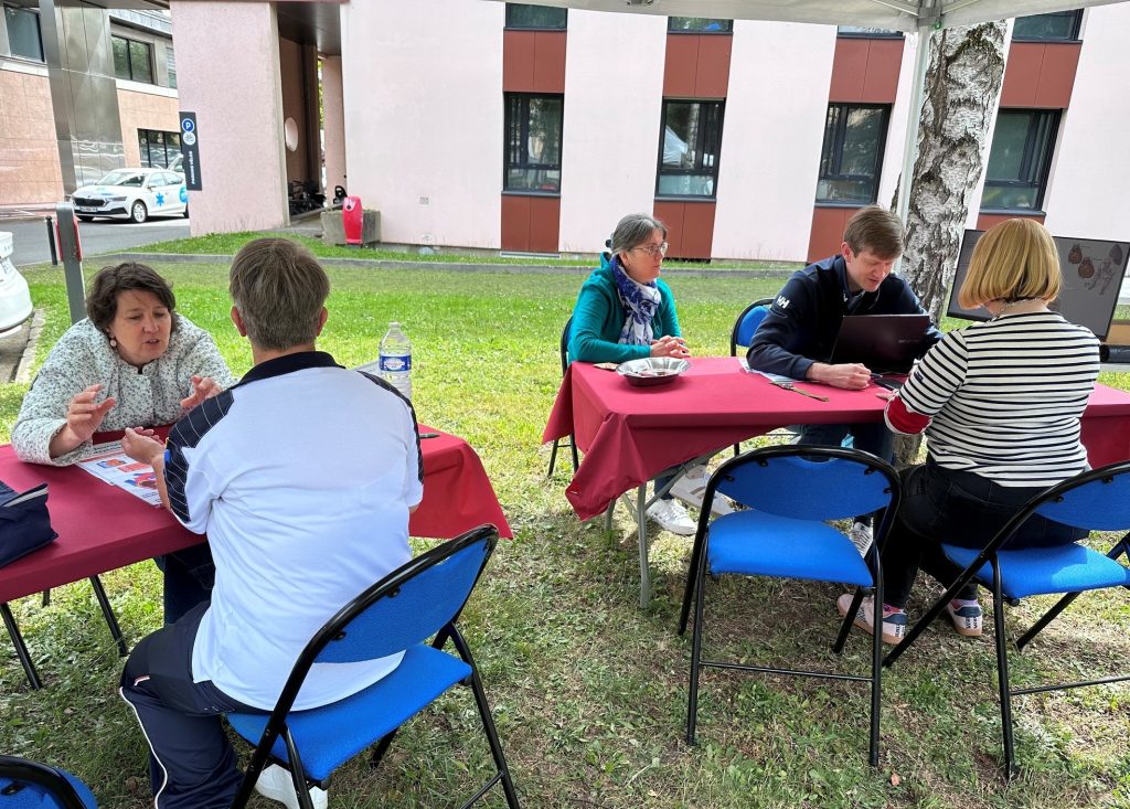 Professionnels de santé échangeant avec des participants lors de la journée de dépistage de la fibrillation atriale à la Polyclinique Saint-Laurent de Rennes.