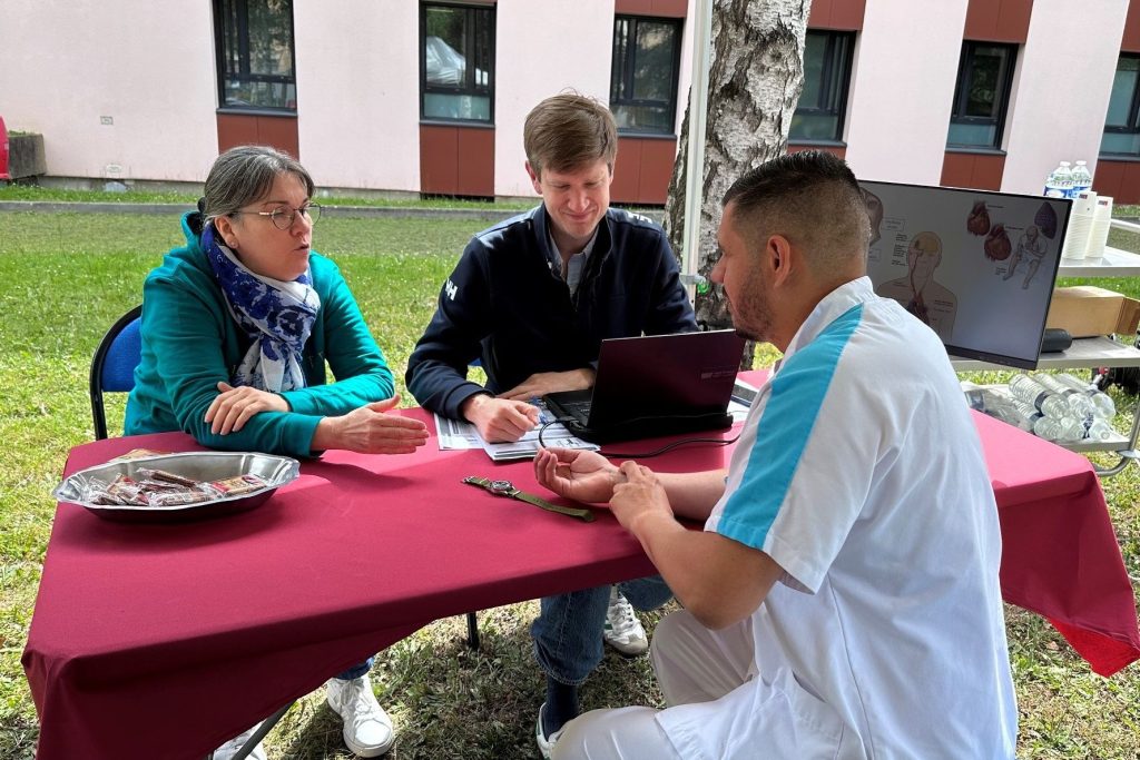 Professionnels de santé échangeant avec des participants lors de la journée de dépistage de la fibrillation atriale à la Polyclinique Saint-Laurent de Rennes.