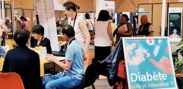 Visiteurs et professionnels de santé échangeant sur les stands du Rendez-vous santé en Pays Bigouden organisé près de Pont-l’Abbé.