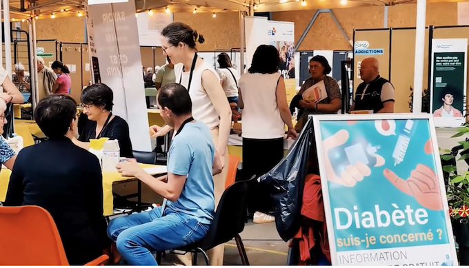 Visiteurs et professionnels de santé échangeant sur les stands du Rendez-vous santé en Pays Bigouden organisé près de Pont-l’Abbé.