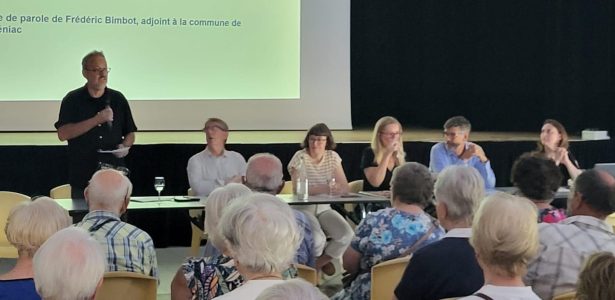 Réunion publique de présentation du projet des Maisons Sainte-Anne à Tinténiac devant les habitants de la commune.
