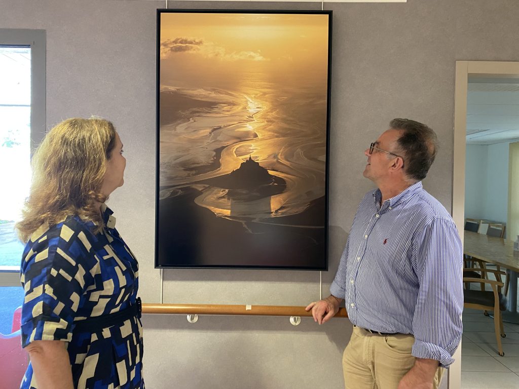 Florence Quiviger, directrice de l'établissement de Baguer-Morvan, observe une photographie du Mont Saint-Michel