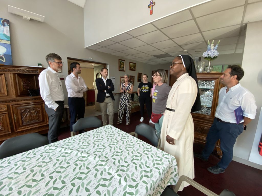 Frédéric Varnier, directeur général de l'ARS Bretagne, échange avec plusieurs personnes lors de sa visite à la Maison Sainte-Anne de Tinténiac.