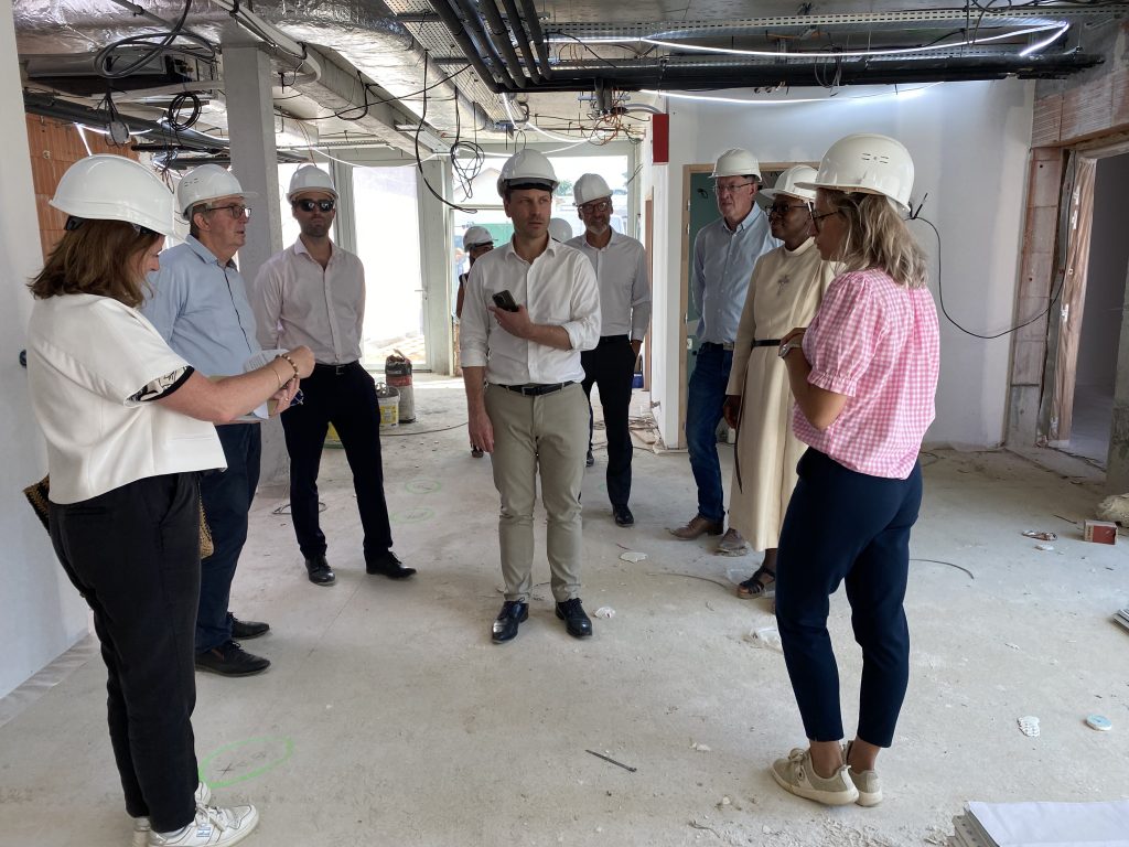 Frédéric Varnier visite le chantier des futures Maisons Sainte-Anne à Tinténiac.