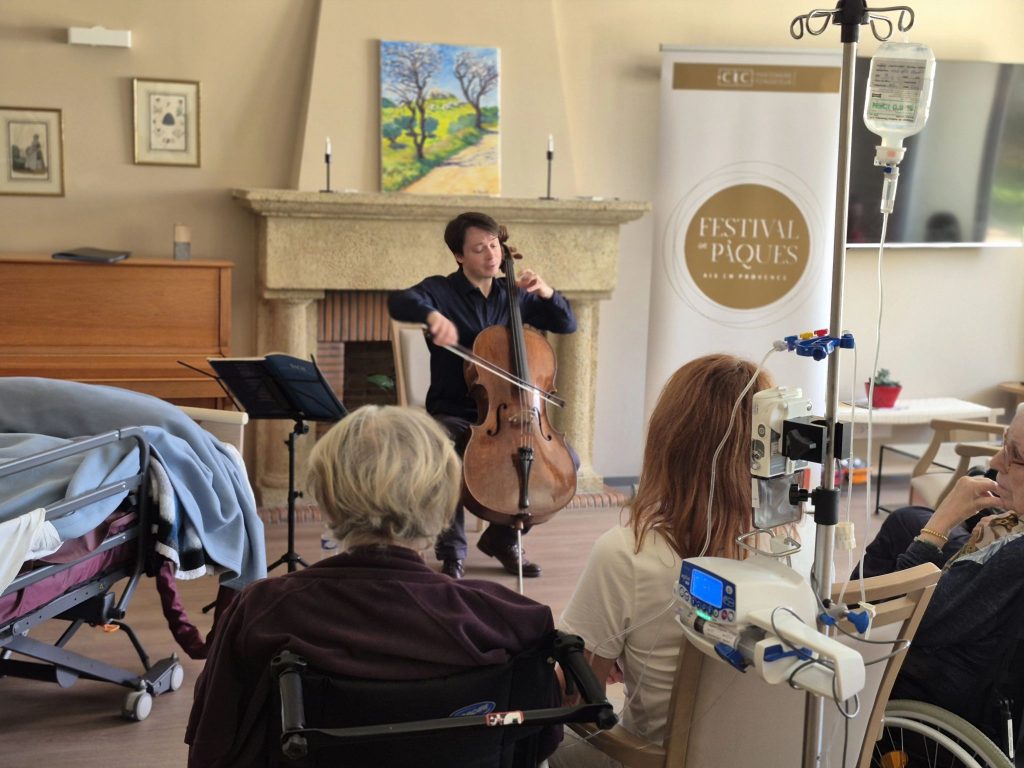 Violoncelliste lors du Festival de Pâques à la Clarta